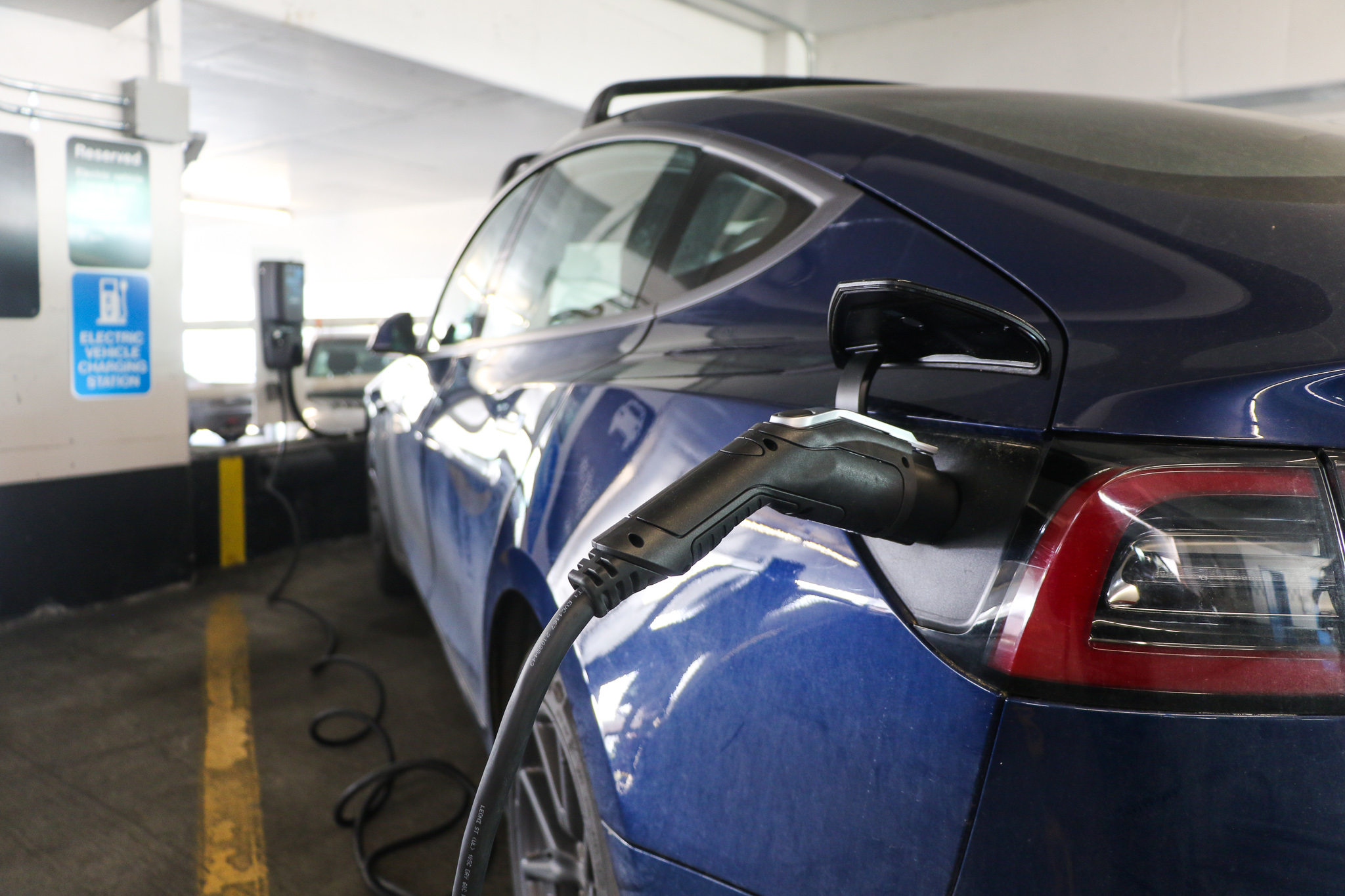 Combien coûte l'installation d'une borne de recharge au Québec? - Model 3  Québec